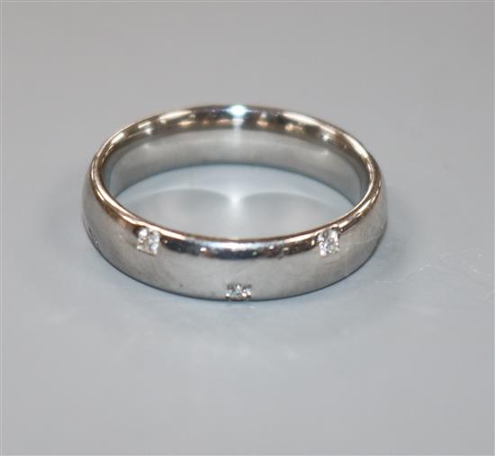 A modern 18ct white gold and gypsy set ten stone diamond ring, size M.